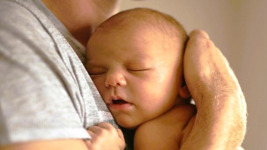 abbraccio papà e neonato